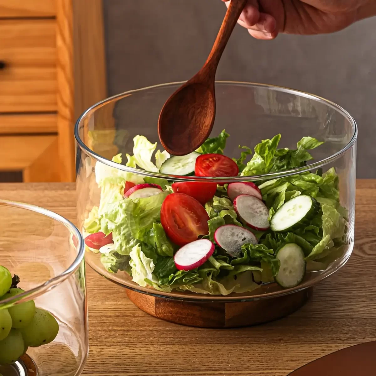 Bol salată din sticlă cu suport de lemn de salcâm 23×12.5cm